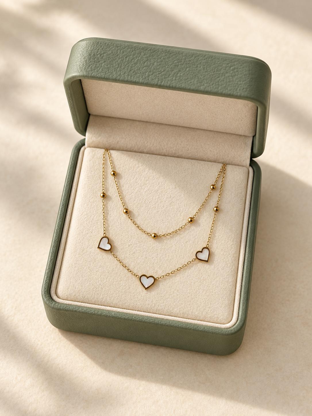Collar Doble Dorado con Corazones de Nácar y Esferas Minimalistas para Mujer