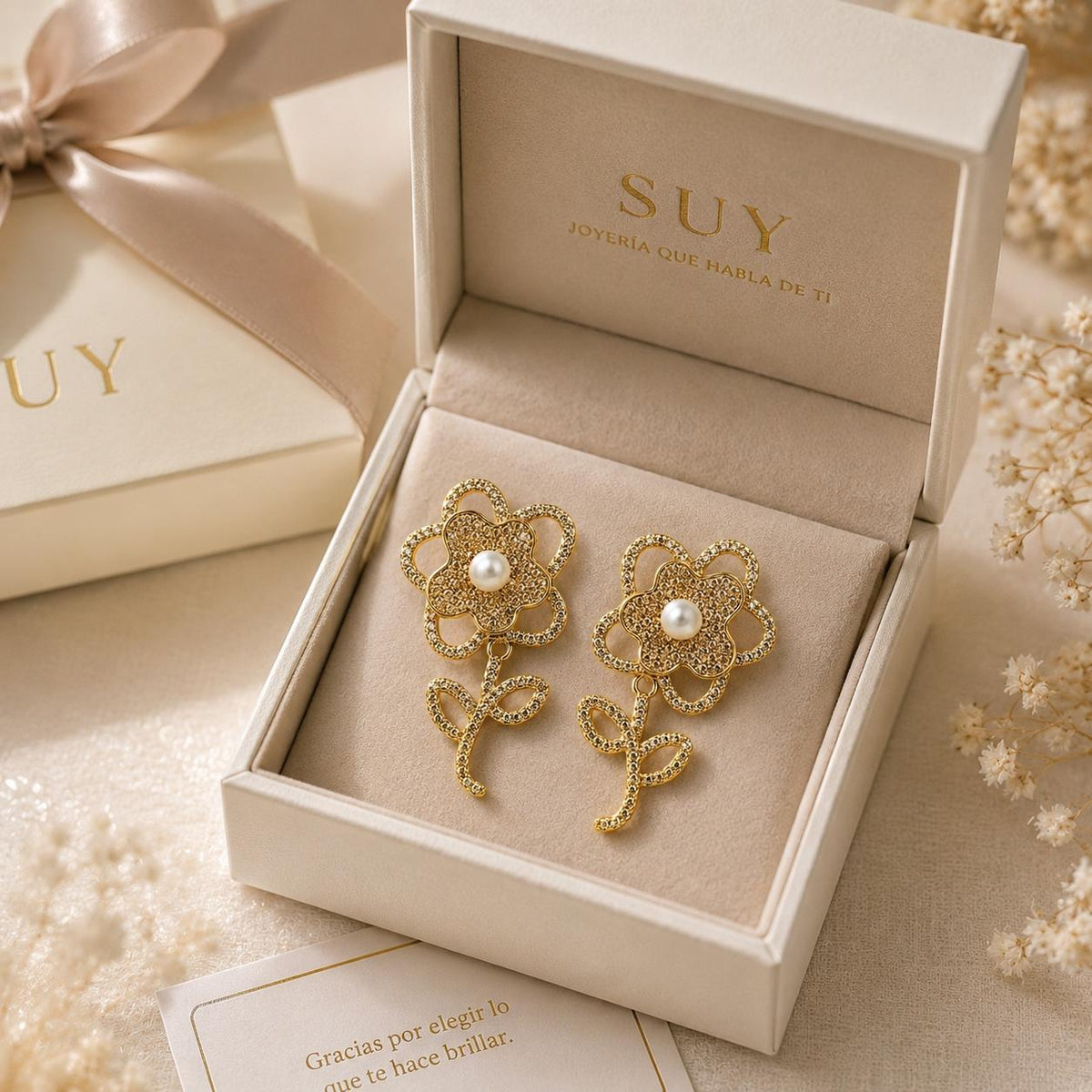 Aretes Floral Dorados con Perla y Piedras Brillantes, Diseño Elegante para Mujer SUY