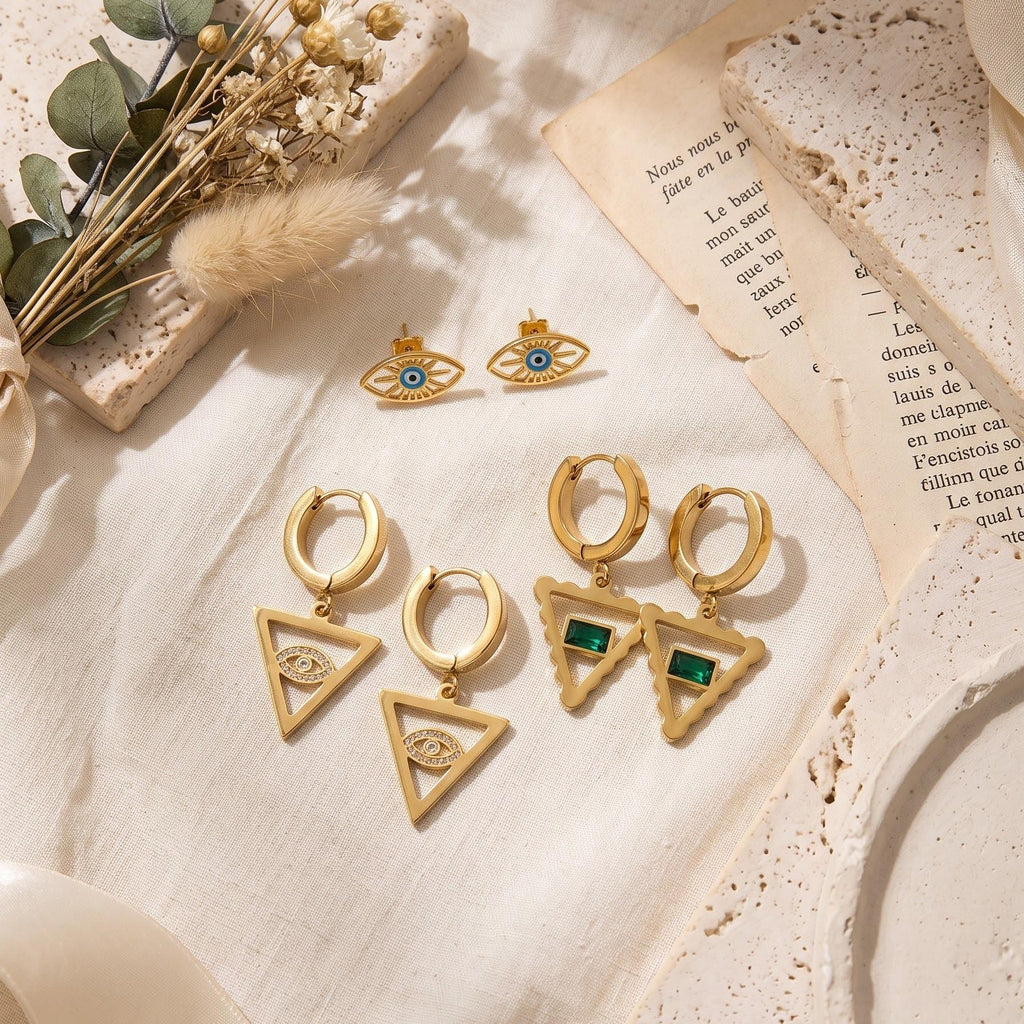 Conjunto de 3 Pares Aretes Ojo Turco Triangular Dorado — Piedra Verde Esmeralda y Circonita | Estilo Bohemio y Elegante