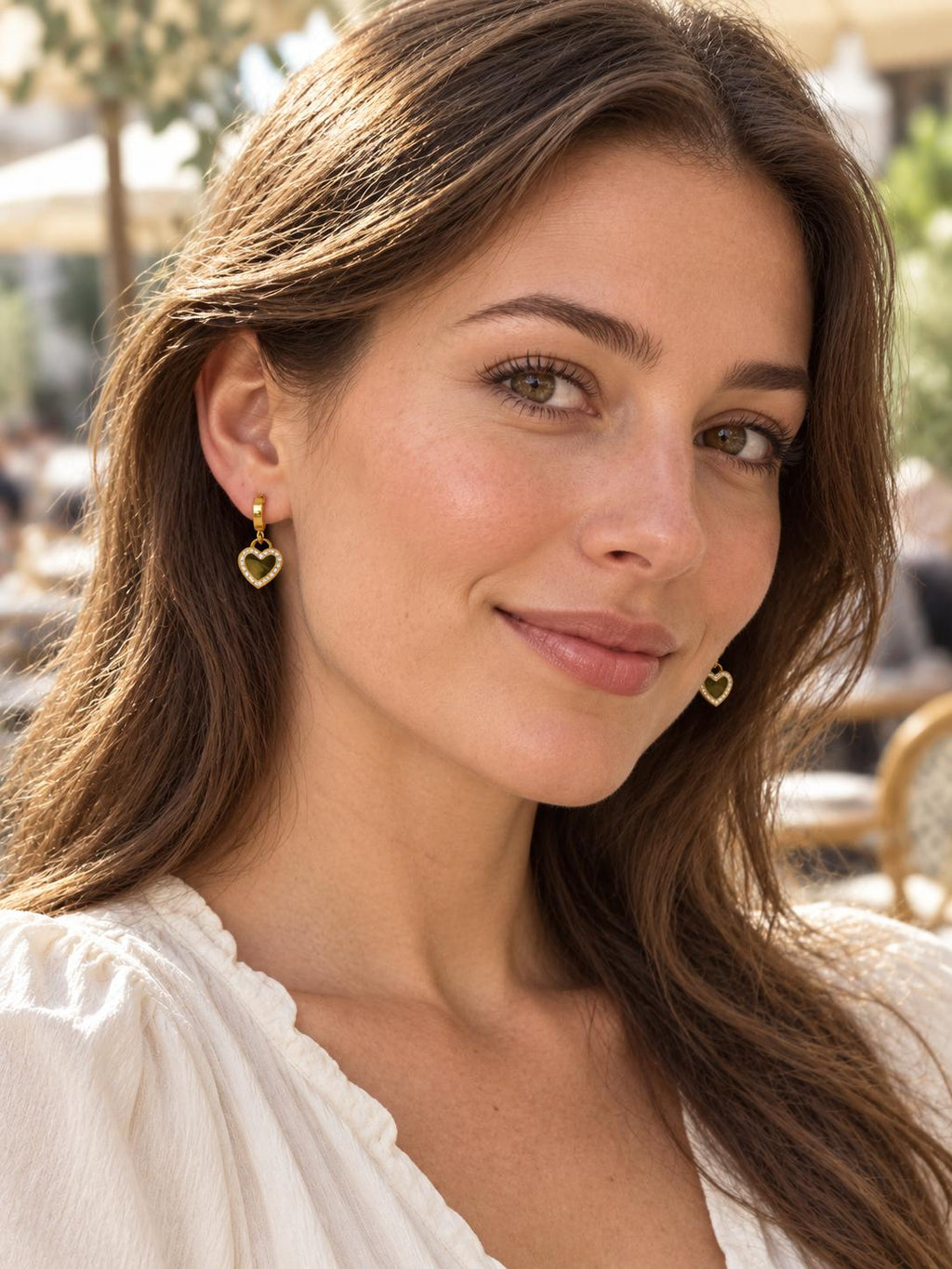 Aretes de Argolla con Corazón Colgante y Cristales en Tono Dorado para Mujer