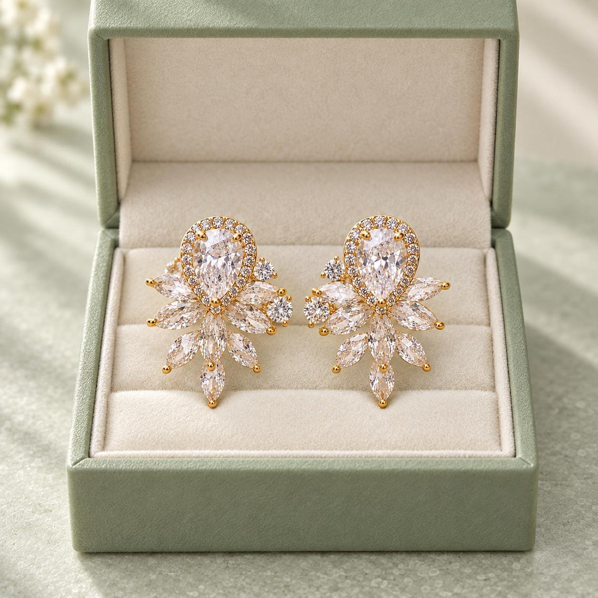Aretes florales con circonitas brillantes, diseño vintage elegante, joyería fina SUY para mujer