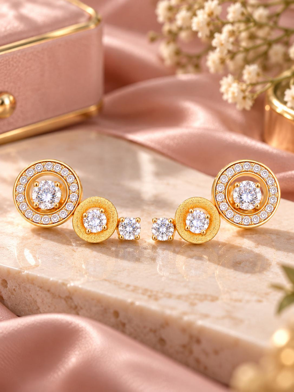 Set de 3 pares de aretes dorados con piedras brillantes, diseños redondos y clásicos para mujer — 6 piezas