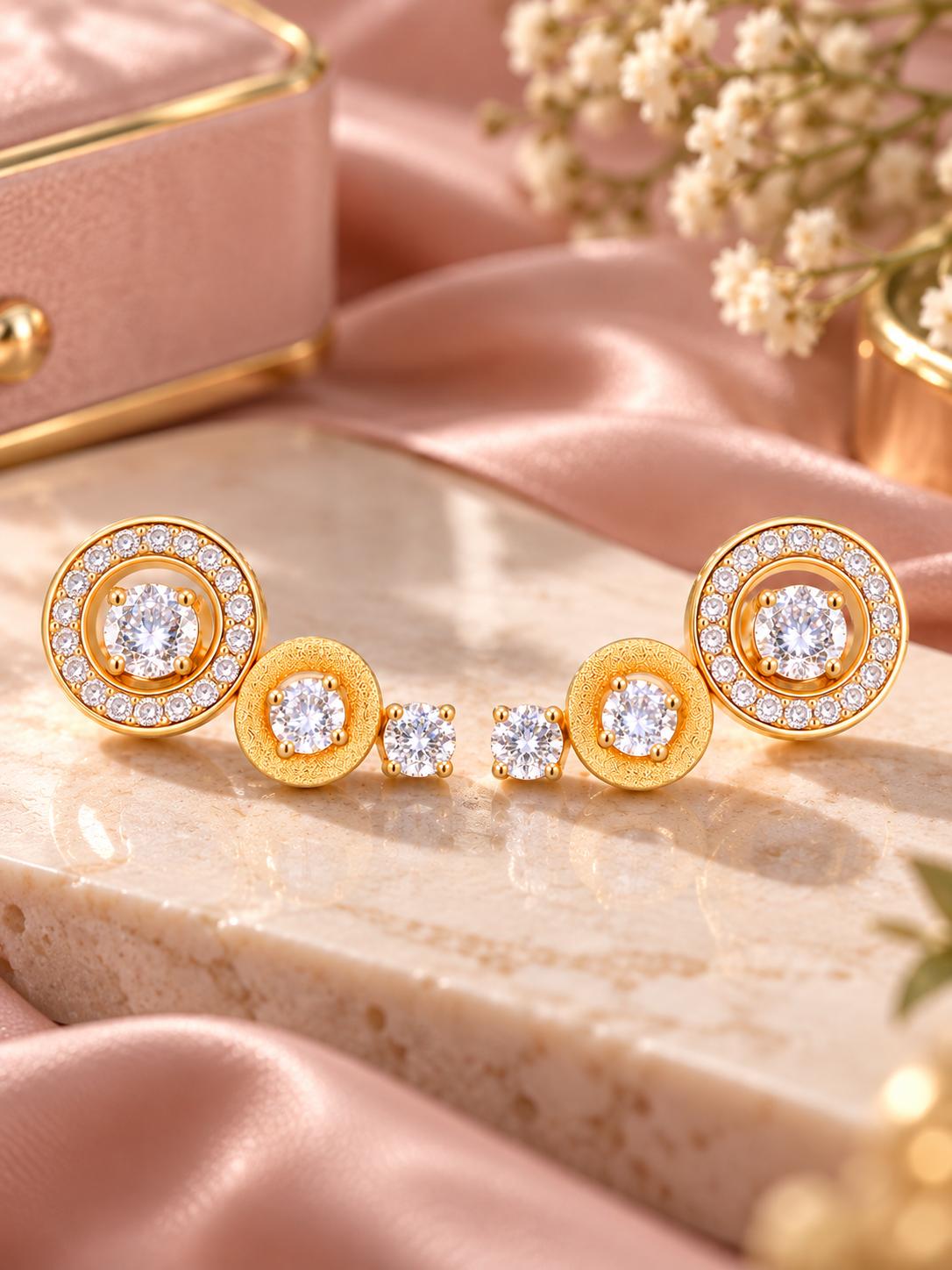 Set de 3 pares de aretes dorados con piedras brillantes, diseños redondos y clásicos para mujer — 6 piezas