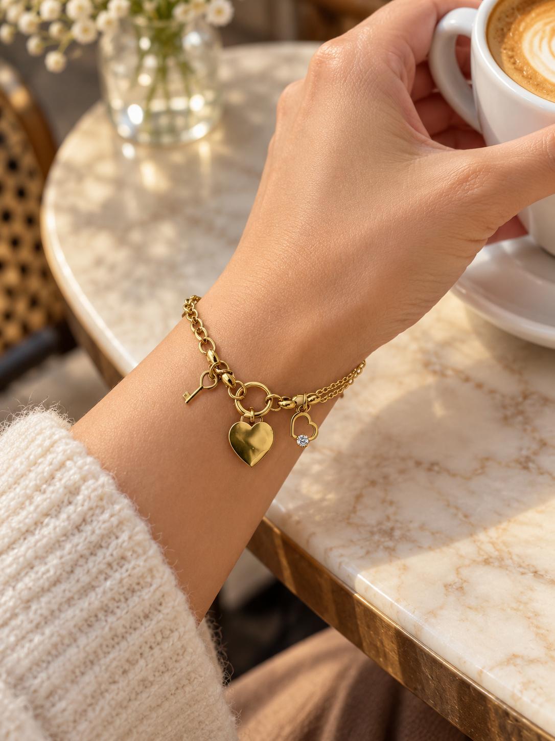 Pulsera Dorada con Dije de Corazón y Llave — Joyería Elegante y Romántica para Mujer