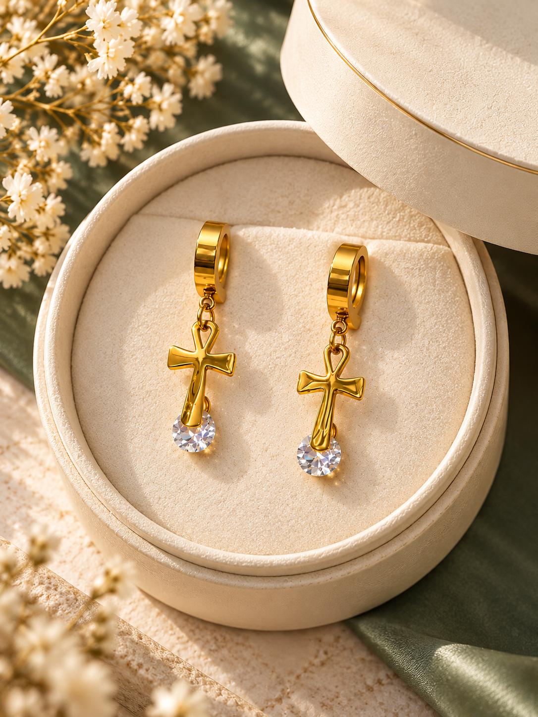 Aretes de aro dorados con cruz colgante y detalle brillante para mujer — 1 par