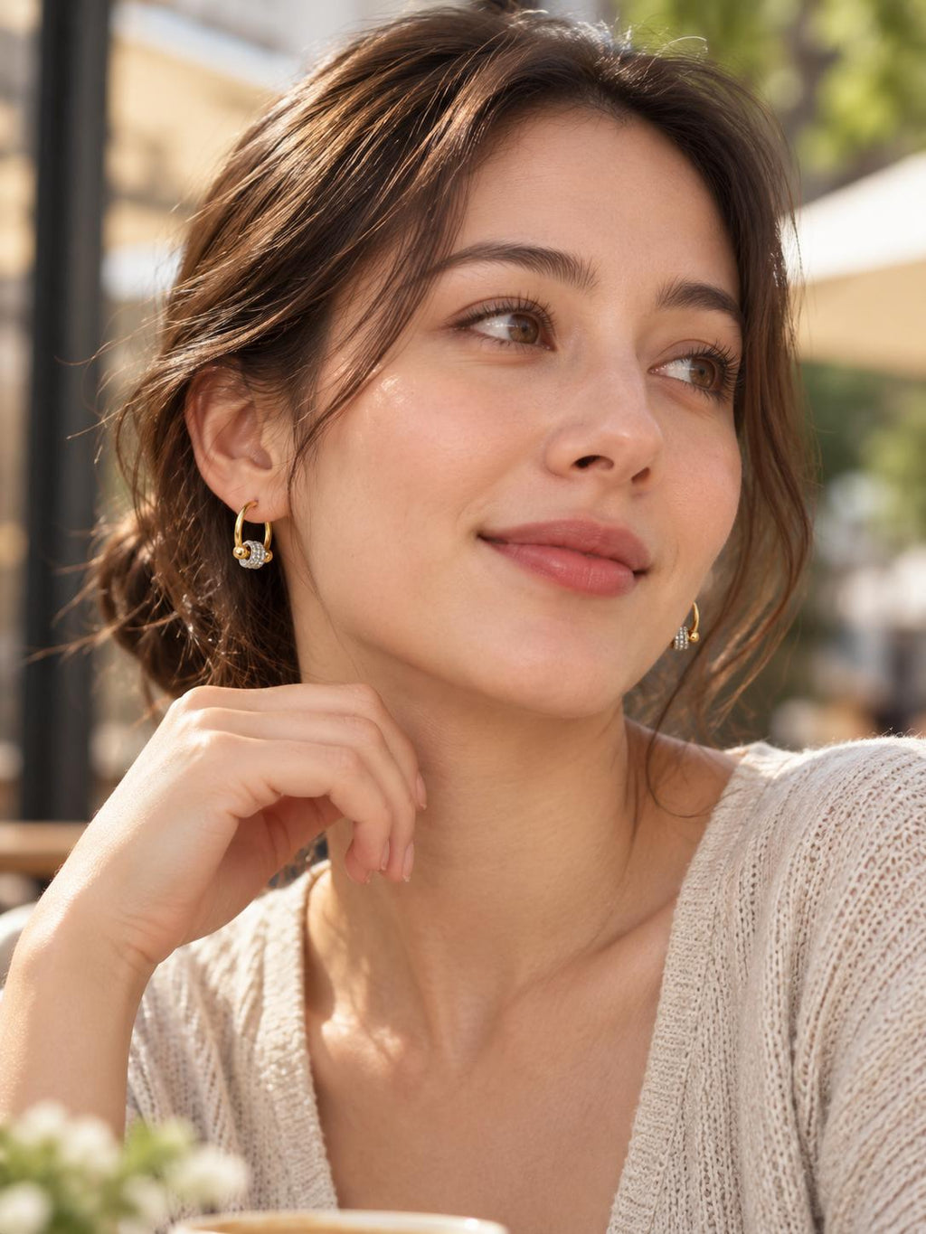 Arracadas doradas con esferas y detalle central brillante para mujer