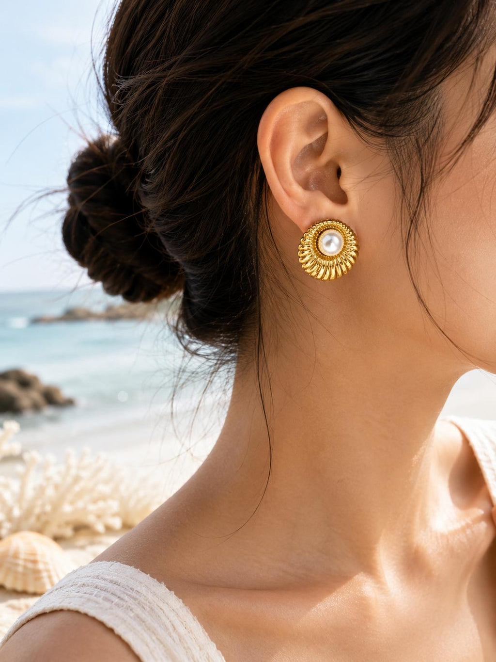 Aretes dorados estilo concha con detalle tipo perla, diseño elegante para mujer
