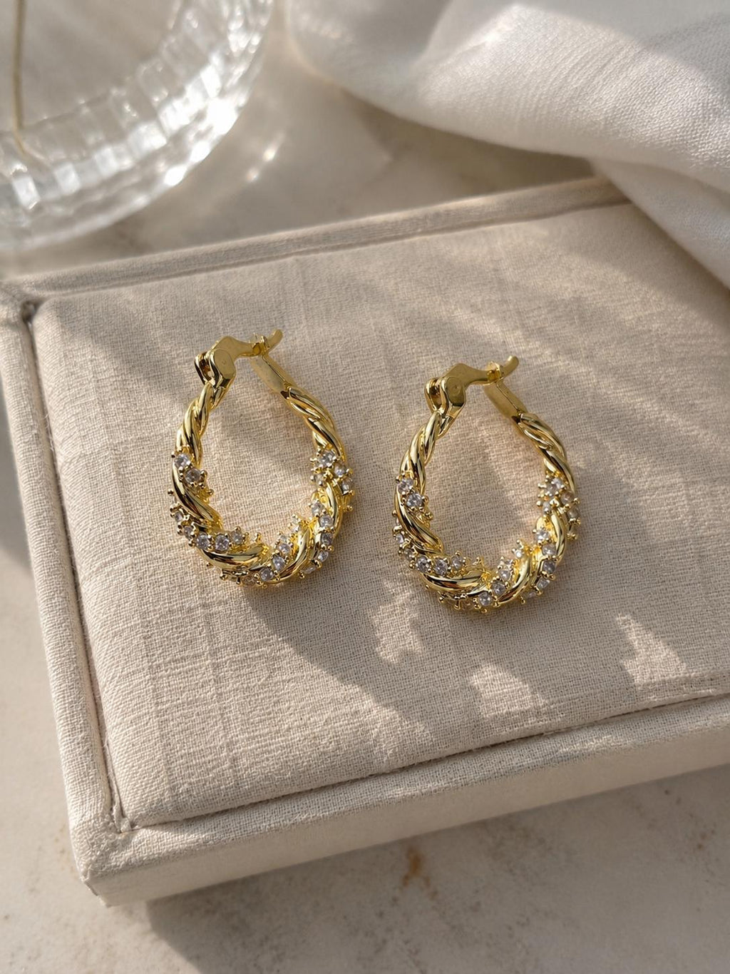 Aretes Arracadas Doradas Trenzadas con Circonias Brillantes, Diseño Vintage Elegante para Mujer SUY