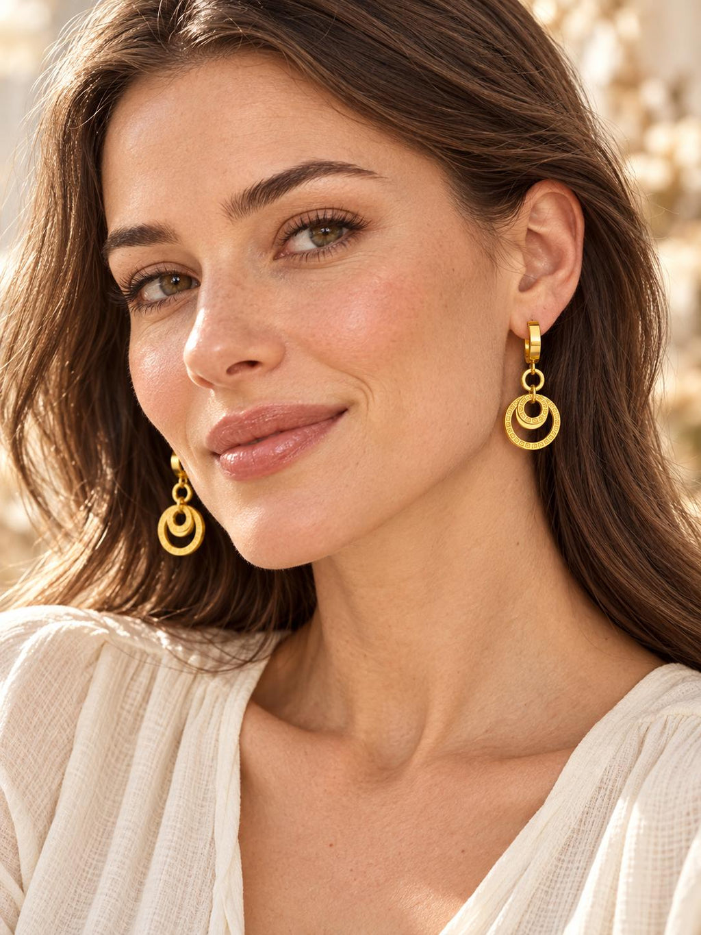 Aretes largos dorados con círculos entrelazados y detalles geométricos para mujer