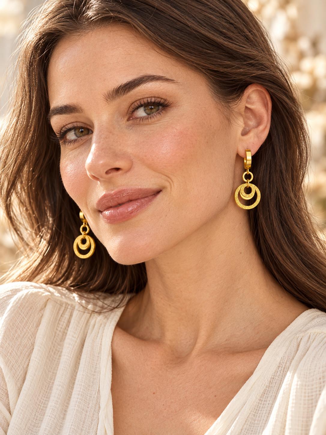 Aretes largos dorados con círculos entrelazados y detalles geométricos para mujer