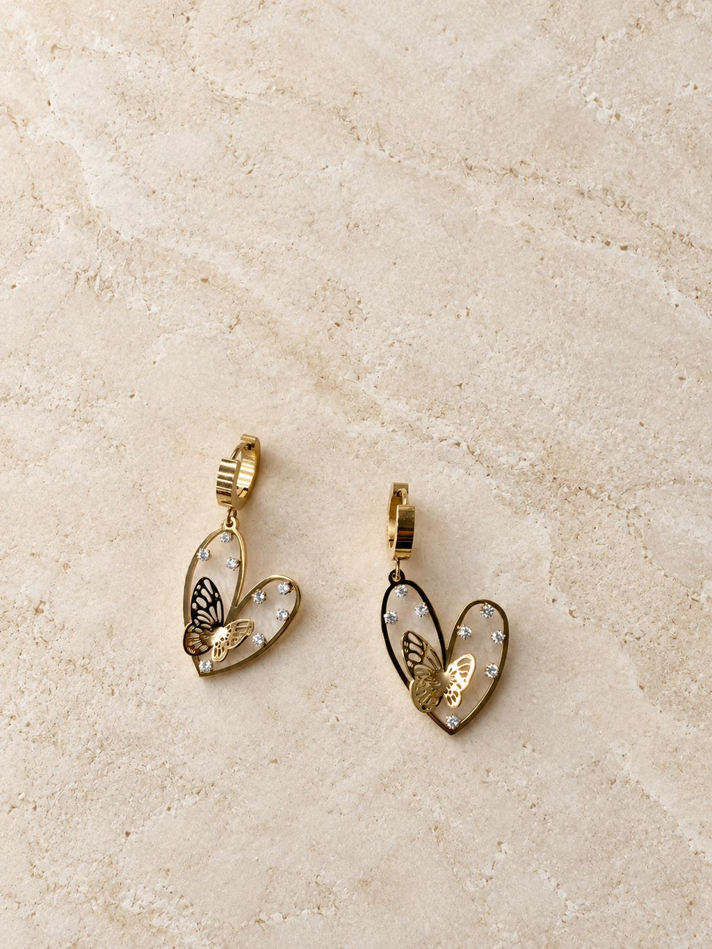 Aretes colgantes dorados de corazón con mariposa y detalles brillantes para mujer