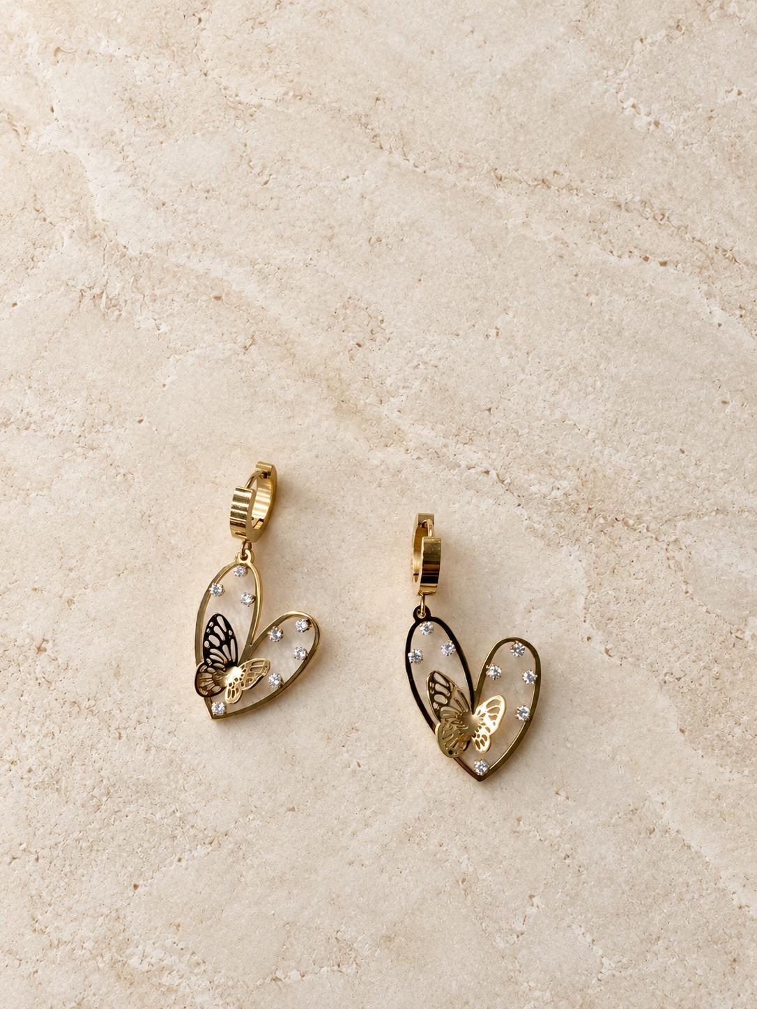 Aretes colgantes dorados de corazón con mariposa y detalles brillantes para mujer