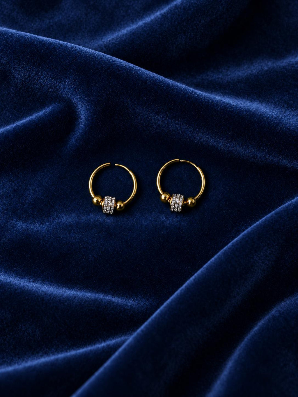 Arracadas doradas con esferas y detalle central brillante para mujer