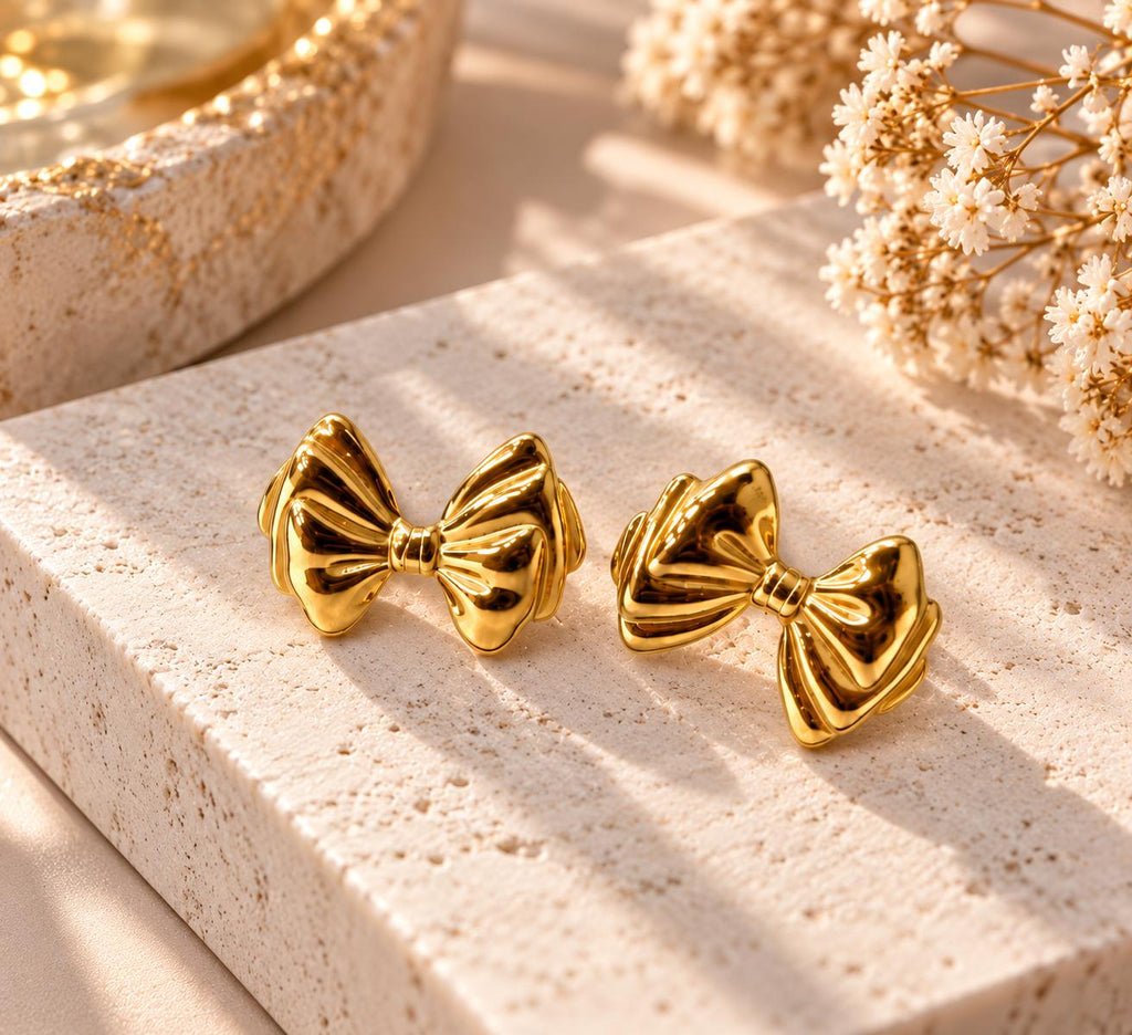 Aretes de Moño para Mujer en Tono Dorado, Diseño con Relieve y Acabado Brillante, 1 Par