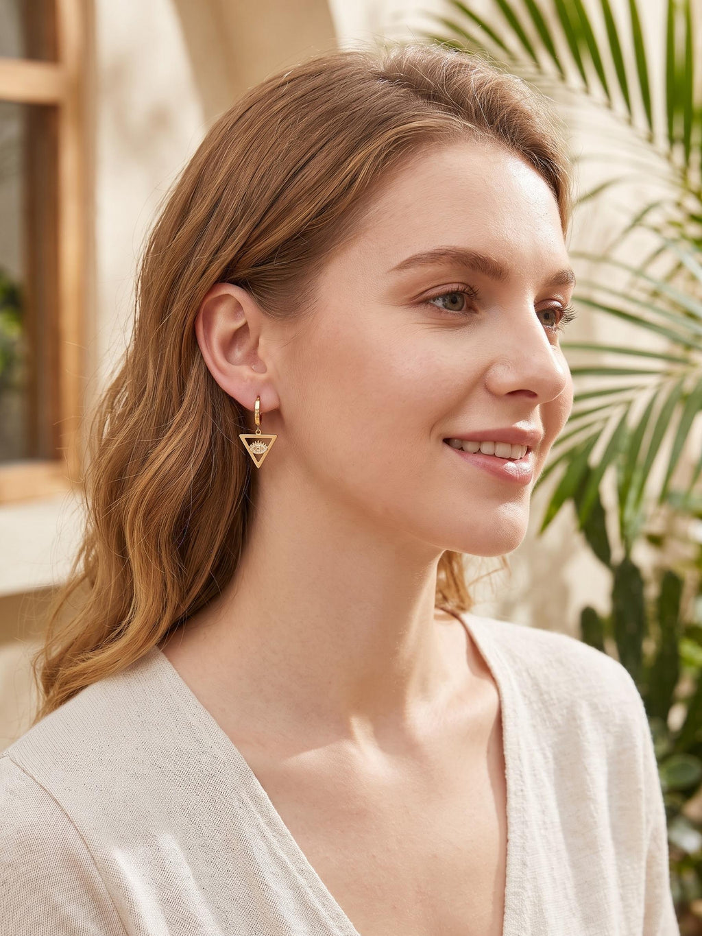 Conjunto de 3 Pares Aretes Ojo Turco Triangular Dorado — Piedra Verde Esmeralda y Circonita | Estilo Bohemio y Elegante