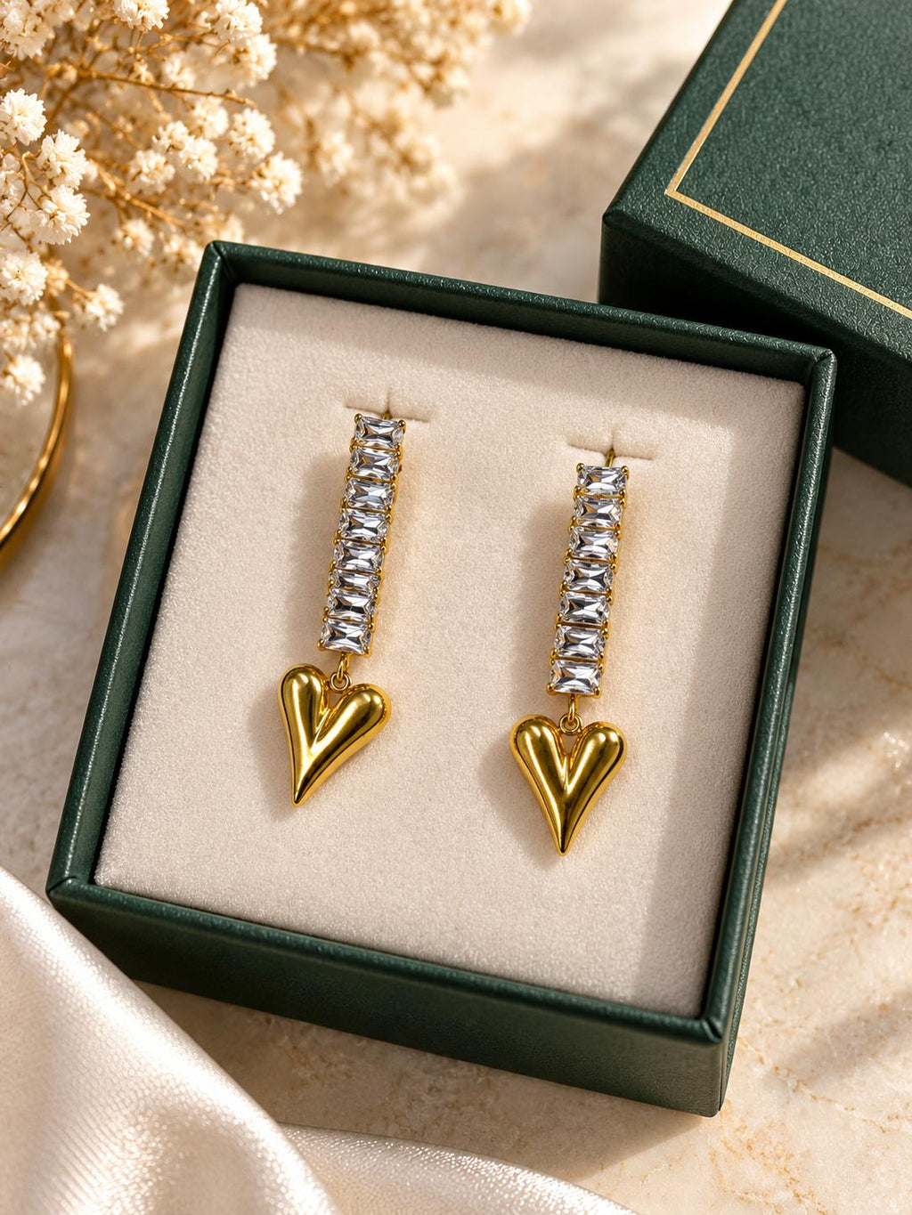 Aretes largos con piedras rectangulares y corazón colgante en tono dorado