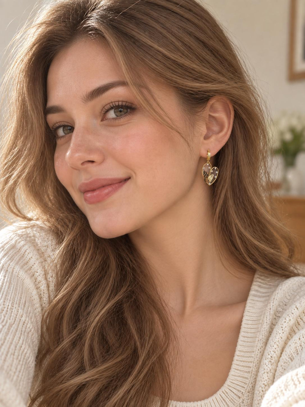 Aretes dorados colgantes de corazón con mariposa y detalles brillantes para mujer – 1 par
