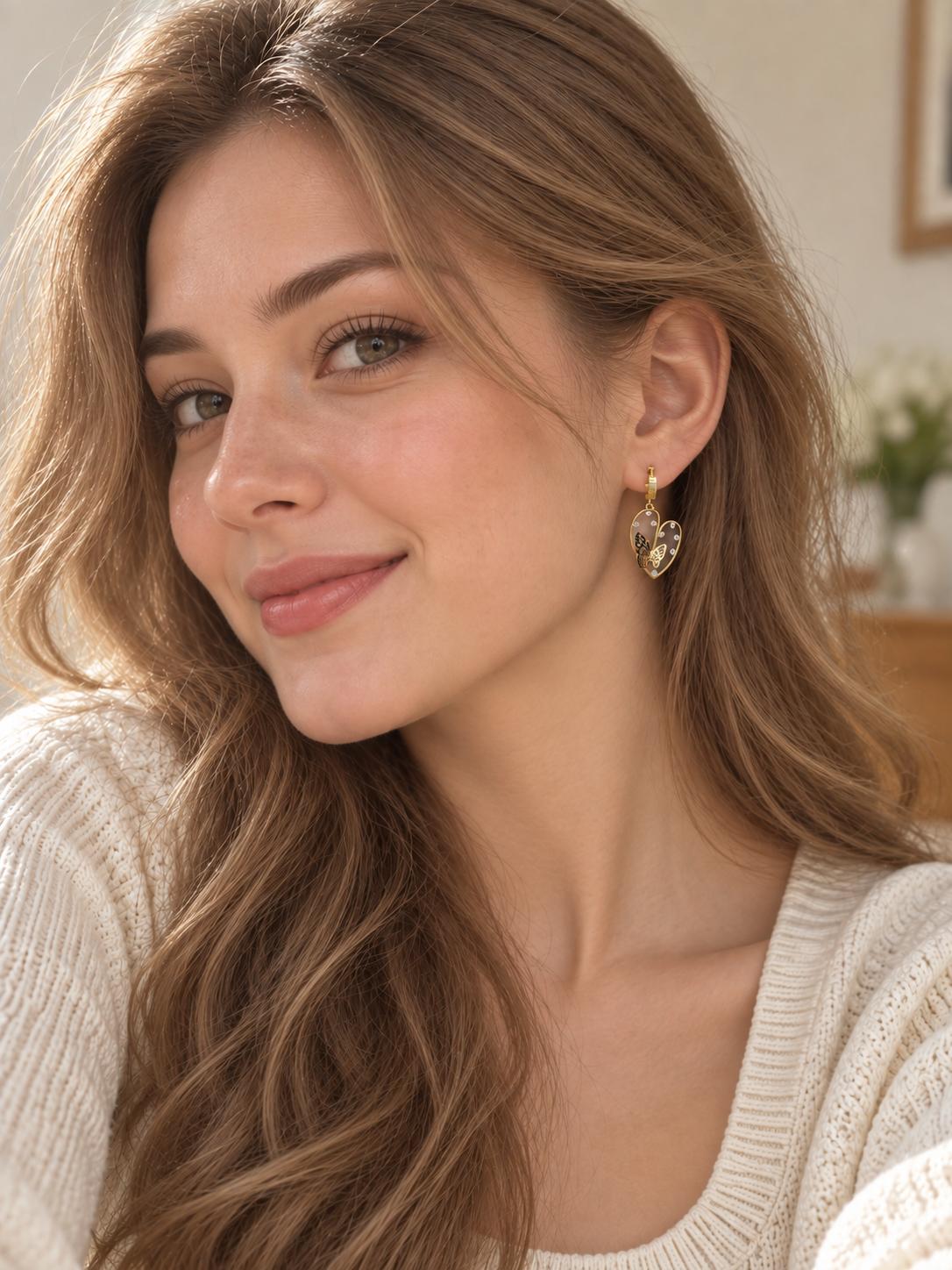 Aretes dorados colgantes de corazón con mariposa y detalles brillantes para mujer – 1 par