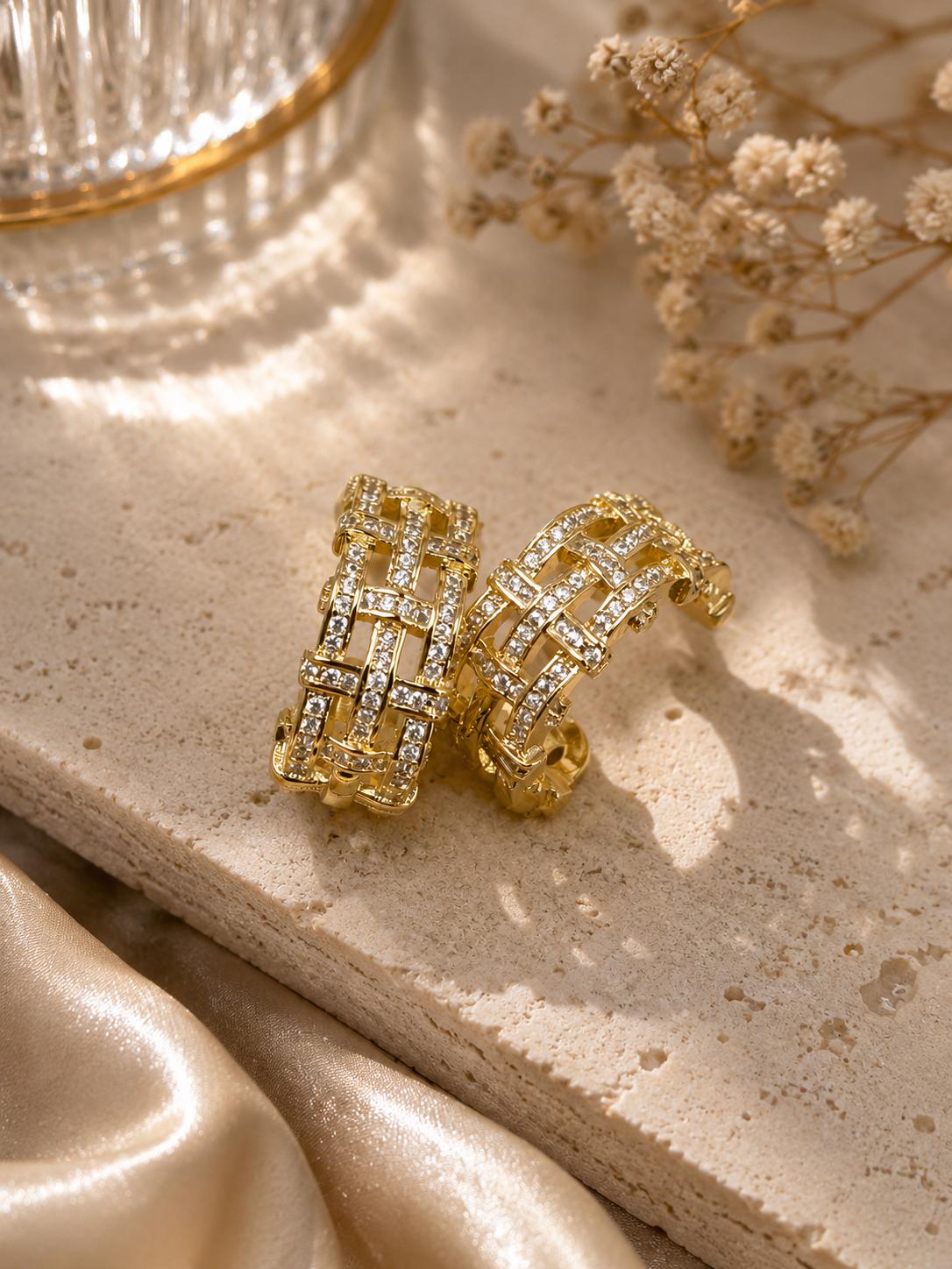 Aretes aro en forma de C con diseño trenzado y circonitas brillantes, joyería elegante SUY para mujer