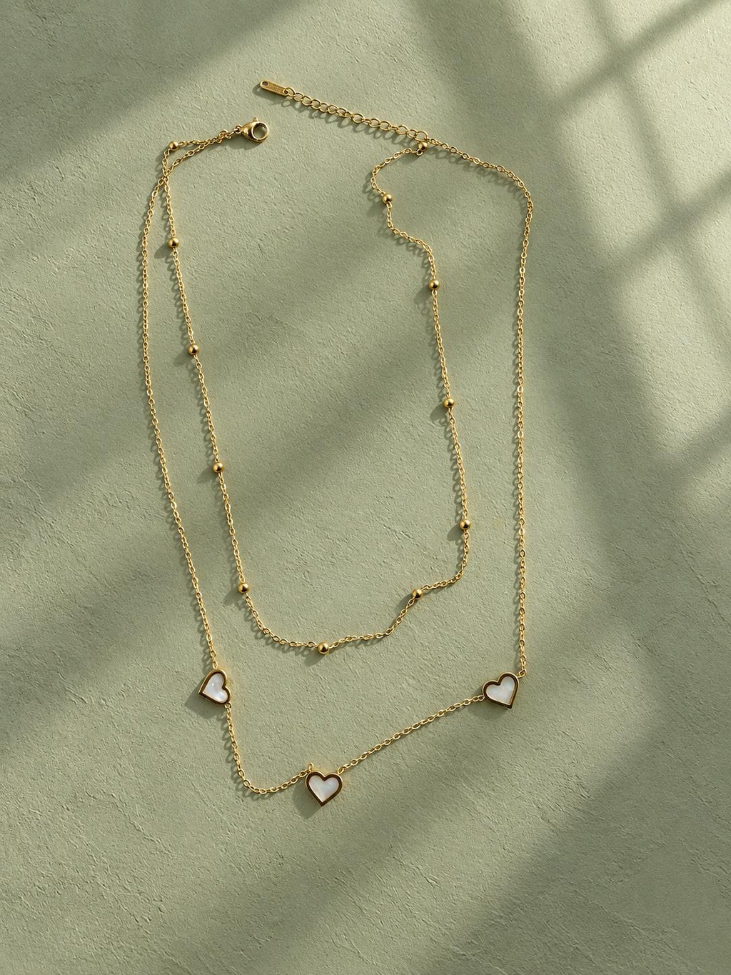 Collar Doble Dorado con Corazones de Nácar y Esferas Minimalistas para Mujer