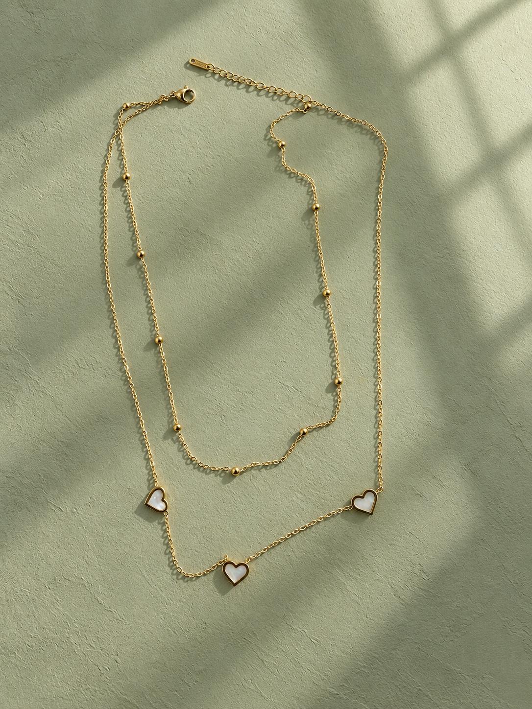 Collar Doble Dorado con Corazones de Nácar y Esferas Minimalistas para Mujer
