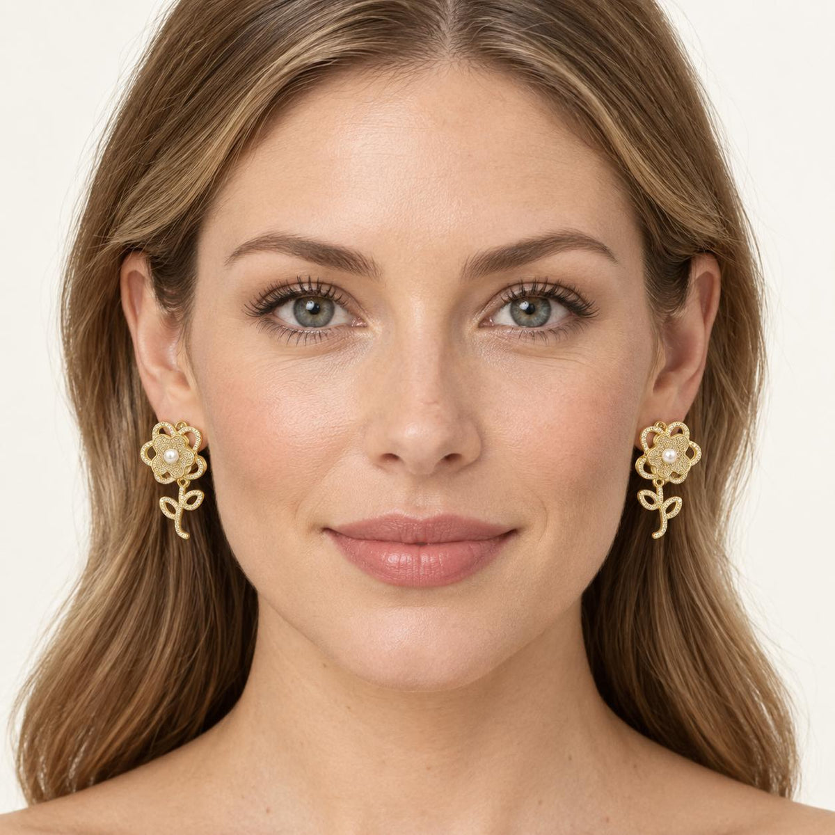 Aretes Floral Dorados con Perla y Piedras Brillantes, Diseño Elegante para Mujer SUY
