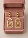 Aretes largos dorados con diseño floral calado y detalles brillantes para mujer