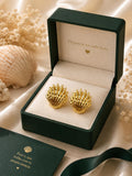 Aretes dorados en forma de concha marina con textura en relieve para mujer