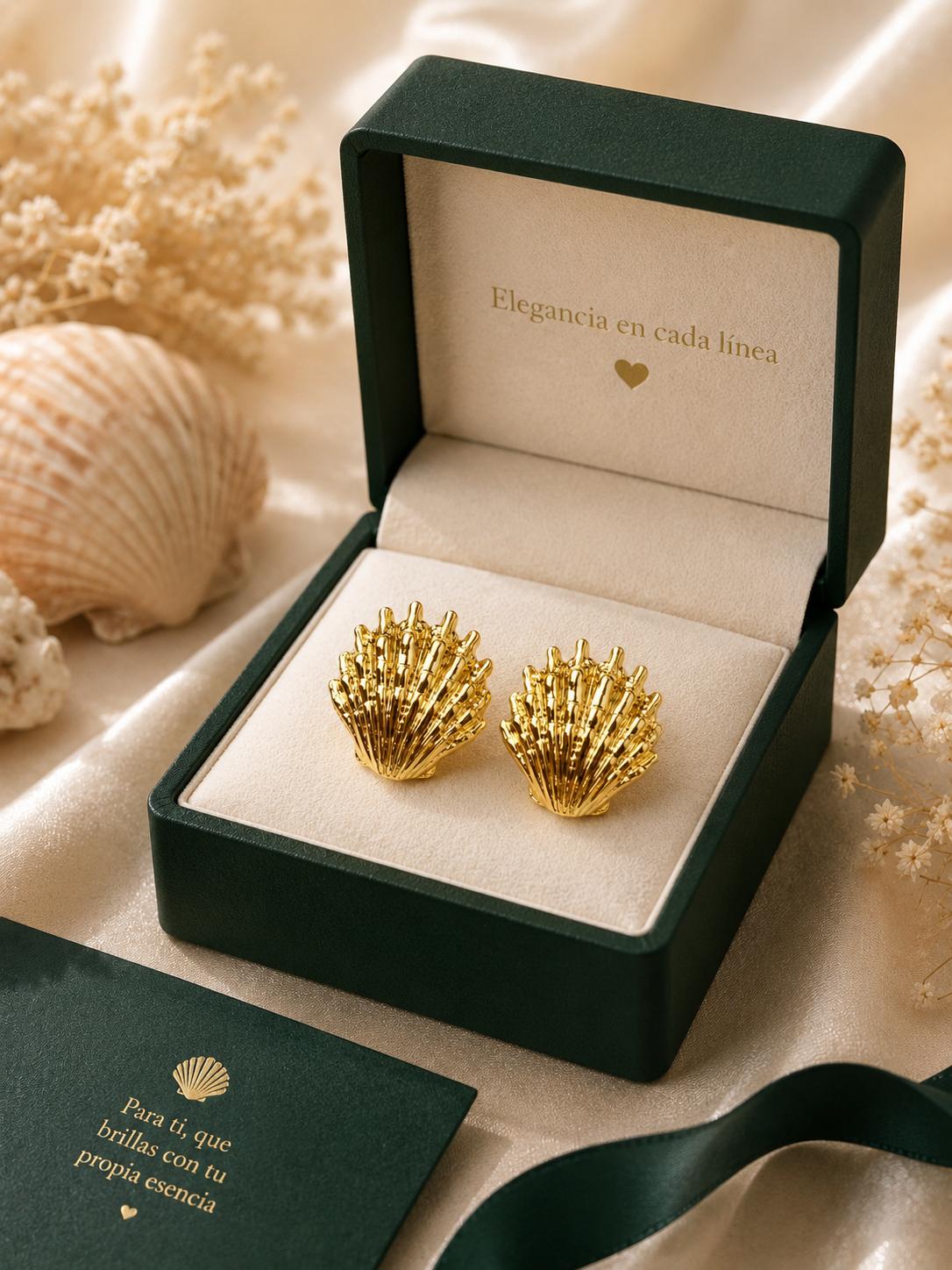 Aretes dorados en forma de concha marina con textura en relieve para mujer