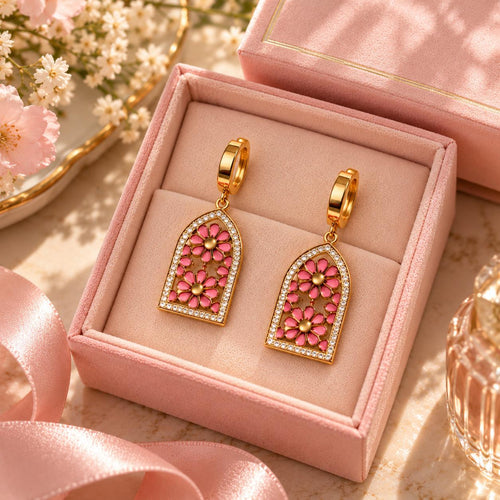 Aretes colgantes de mujer con flores rosas y detalles brillantes, acabado dorado – 1 par