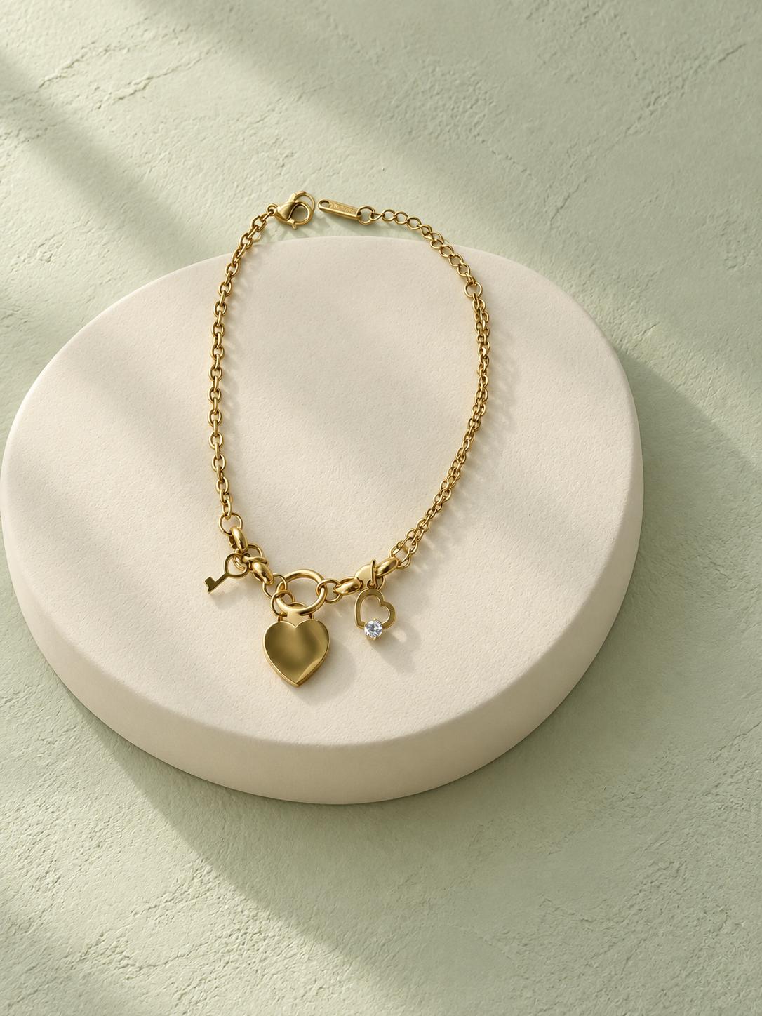 Pulsera Dorada con Dije de Corazón y Llave — Joyería Elegante y Romántica para Mujer