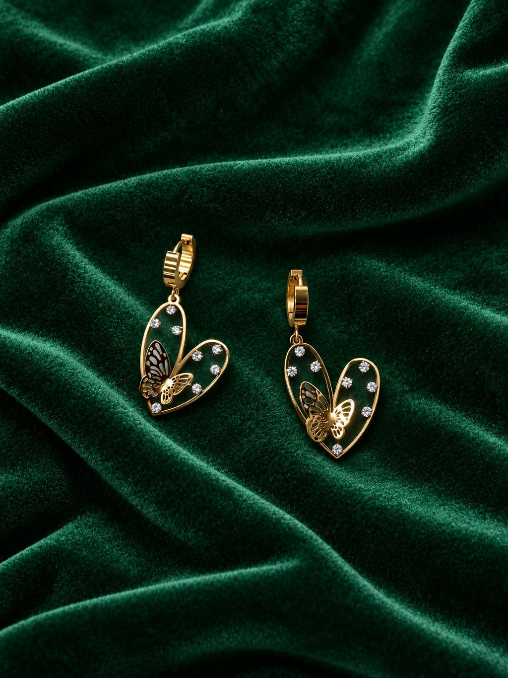 Aretes colgantes dorados de corazón con mariposa y detalles brillantes para mujer