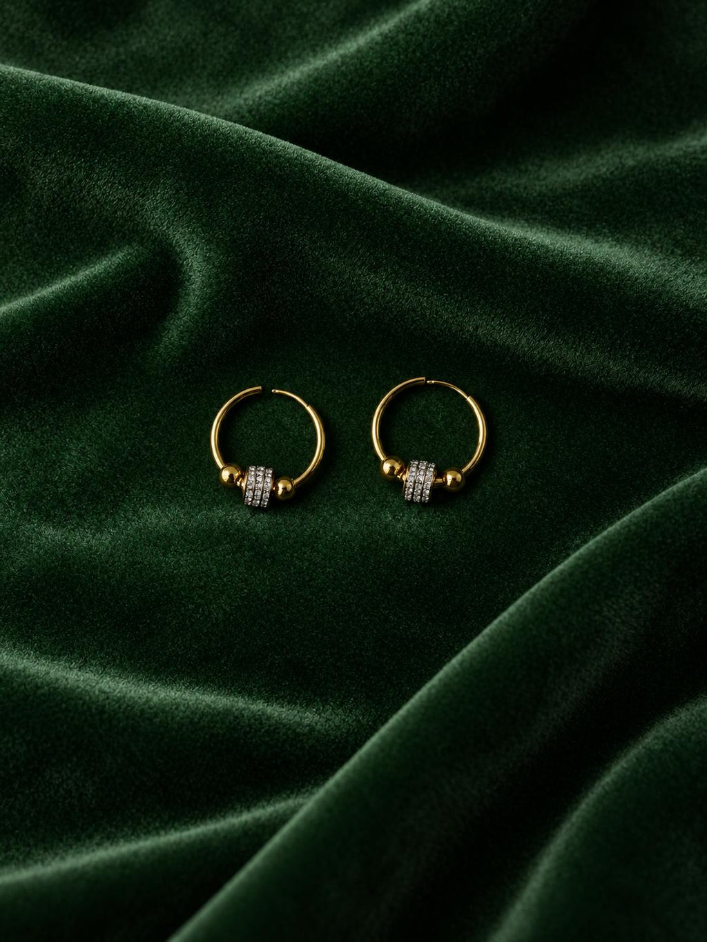 Arracadas doradas con esferas y detalle central brillante para mujer