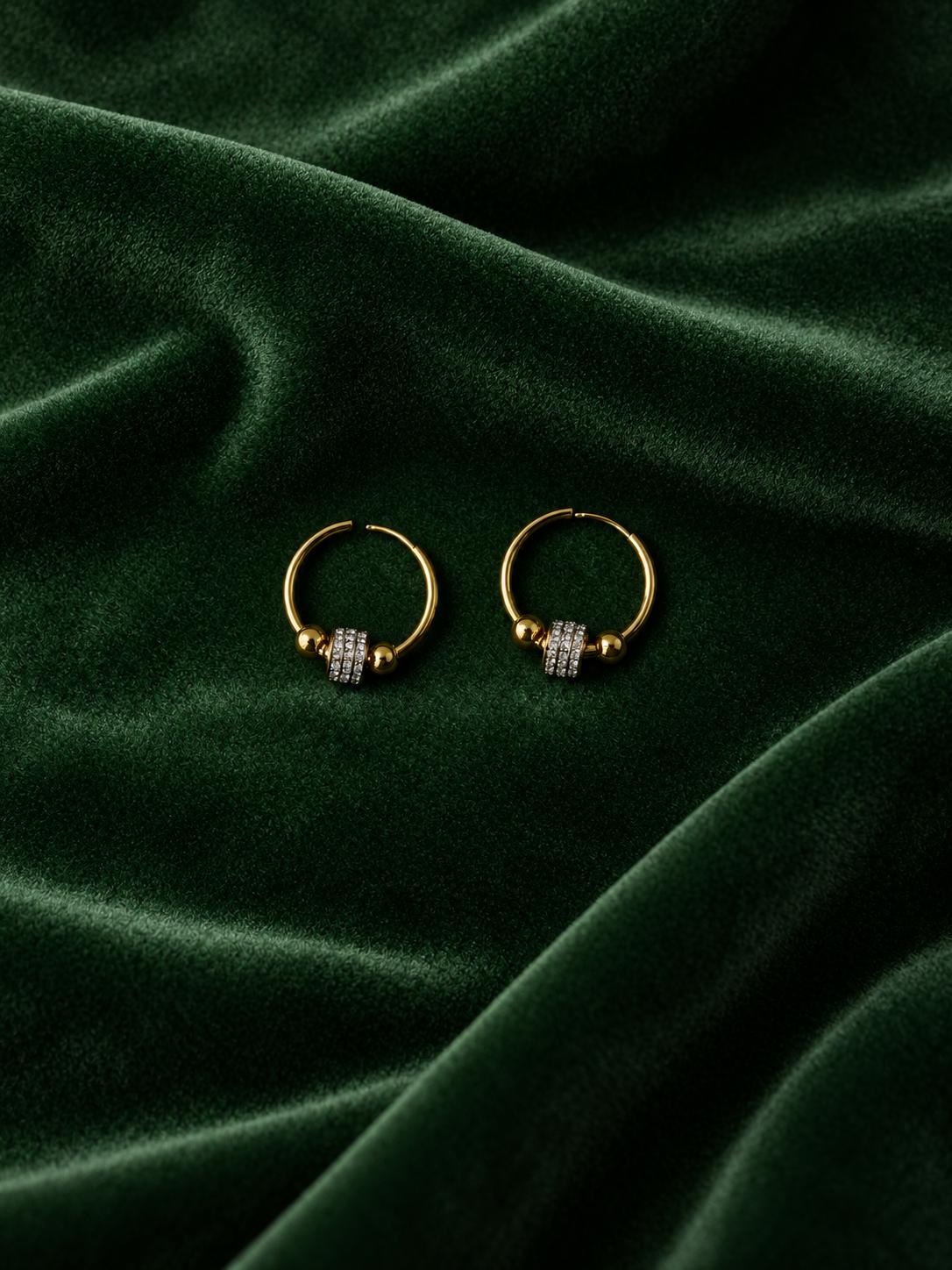Arracadas doradas con esferas y detalle central brillante para mujer