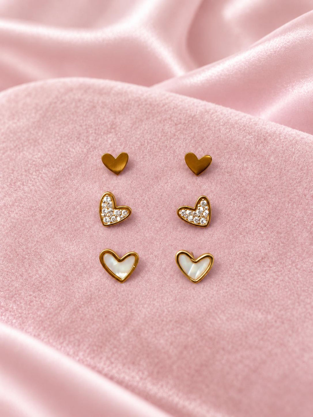 Set de 3 pares de aretes de corazón dorados para mujer, diseños lisos, brillantes y con efecto nacarado