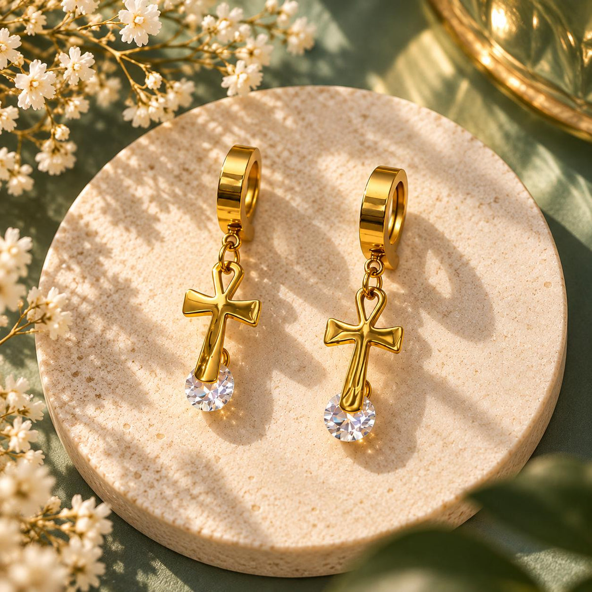 Aretes de aro dorados con cruz colgante y detalle brillante para mujer — 1 par