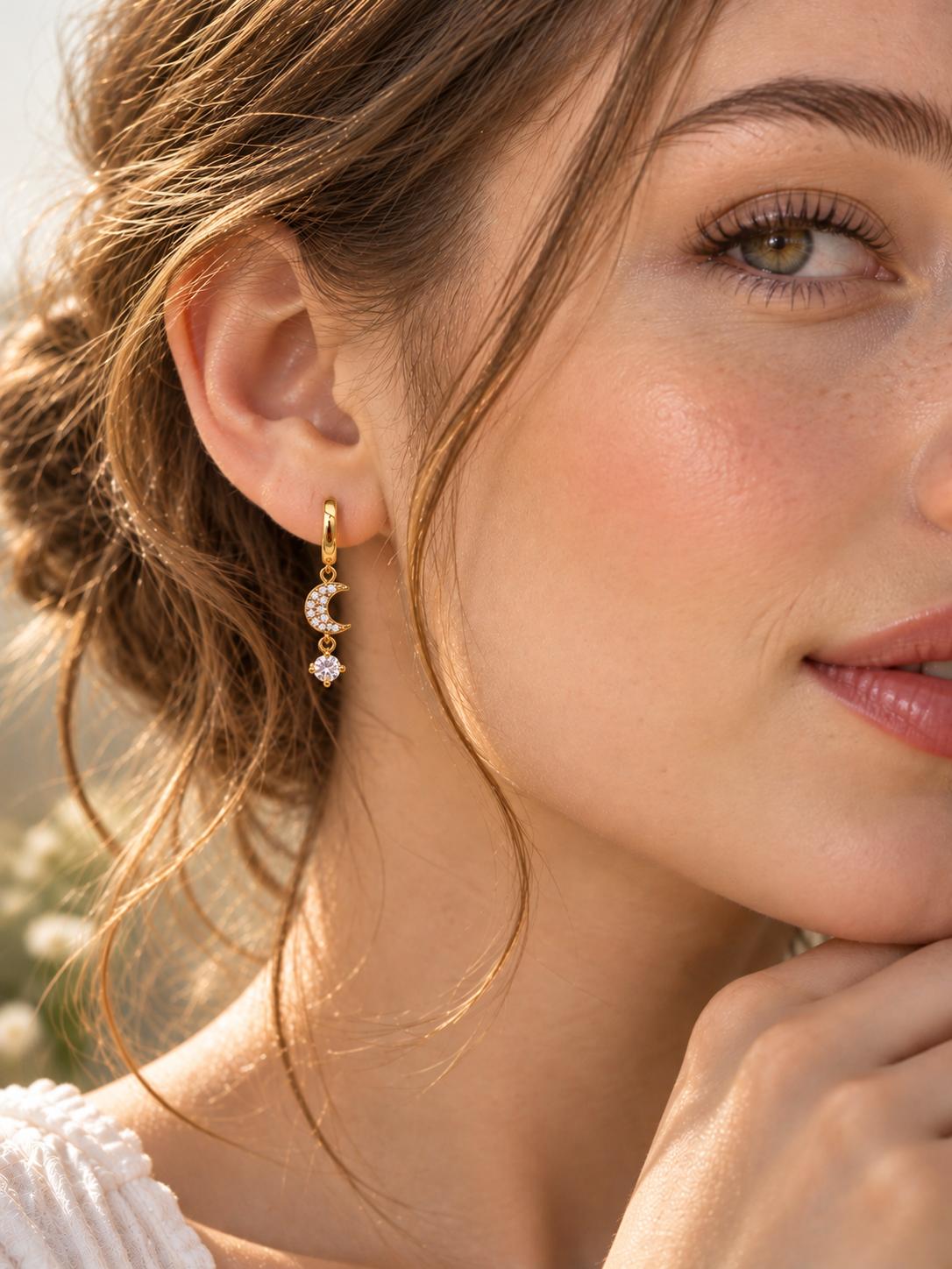 Aretes Dorados con Cristales y Diseños de Luna, Estrellas y Planetas | Estilo Celestial Elegante para Mujer