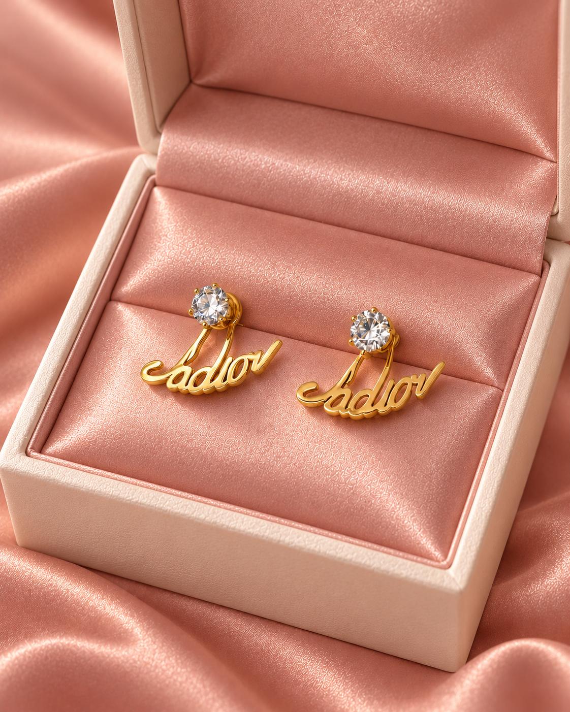 Aretes dorados con diseño de letras y piedra brillante redonda para mujer – 1 par