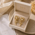 Aretes Floral Dorados con Perla y Piedras Brillantes, Diseño Elegante para Mujer SUY