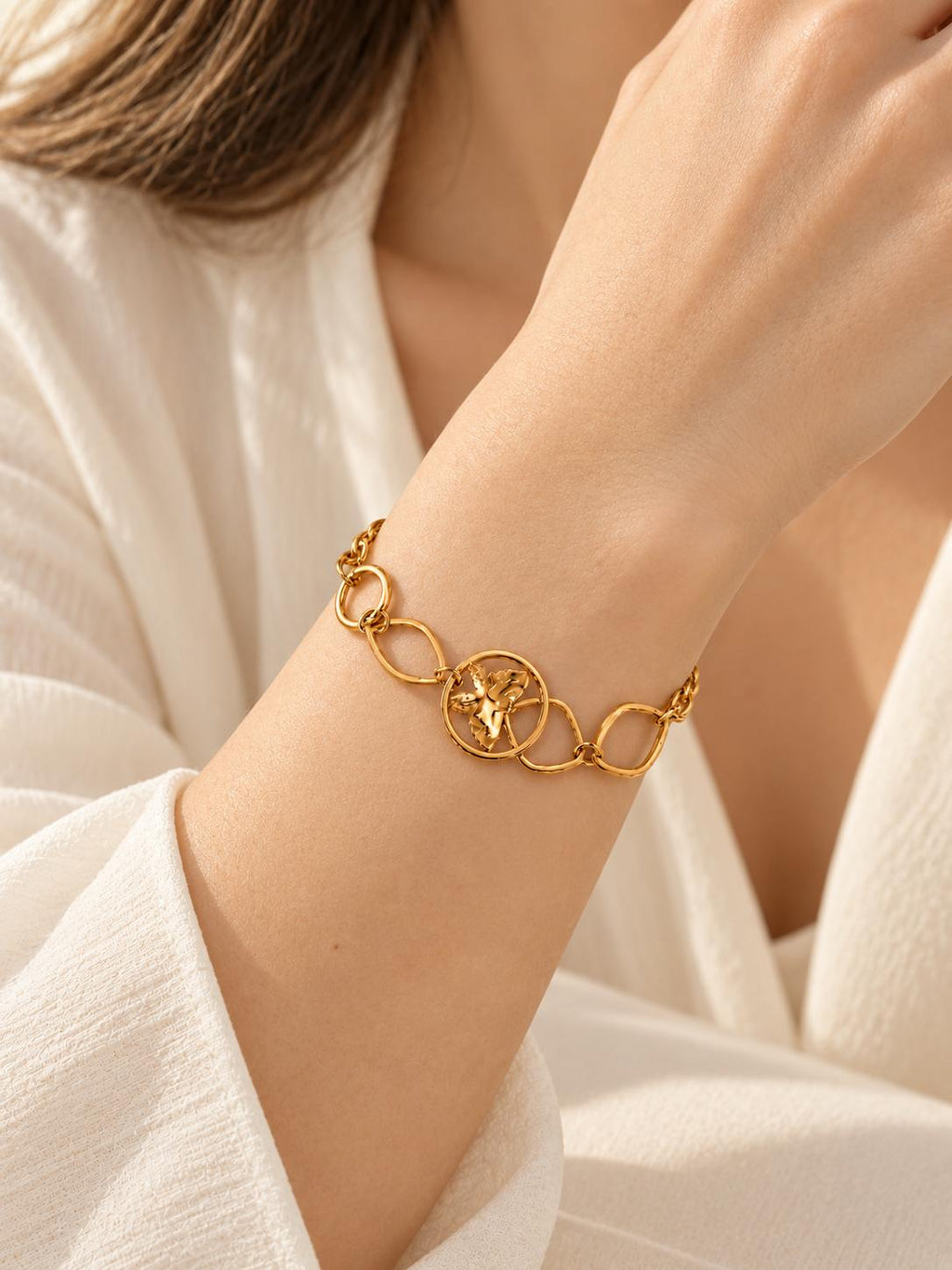 Pulsera Dorada con Dije de Mariposa y Diseño Geométrico — Elegante y Moderna para Mujer