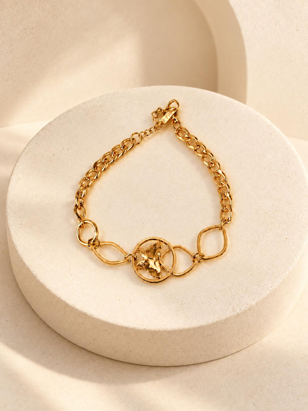 Pulsera Dorada con Dije de Mariposa y Diseño Geométrico — Elegante y Moderna para Mujer