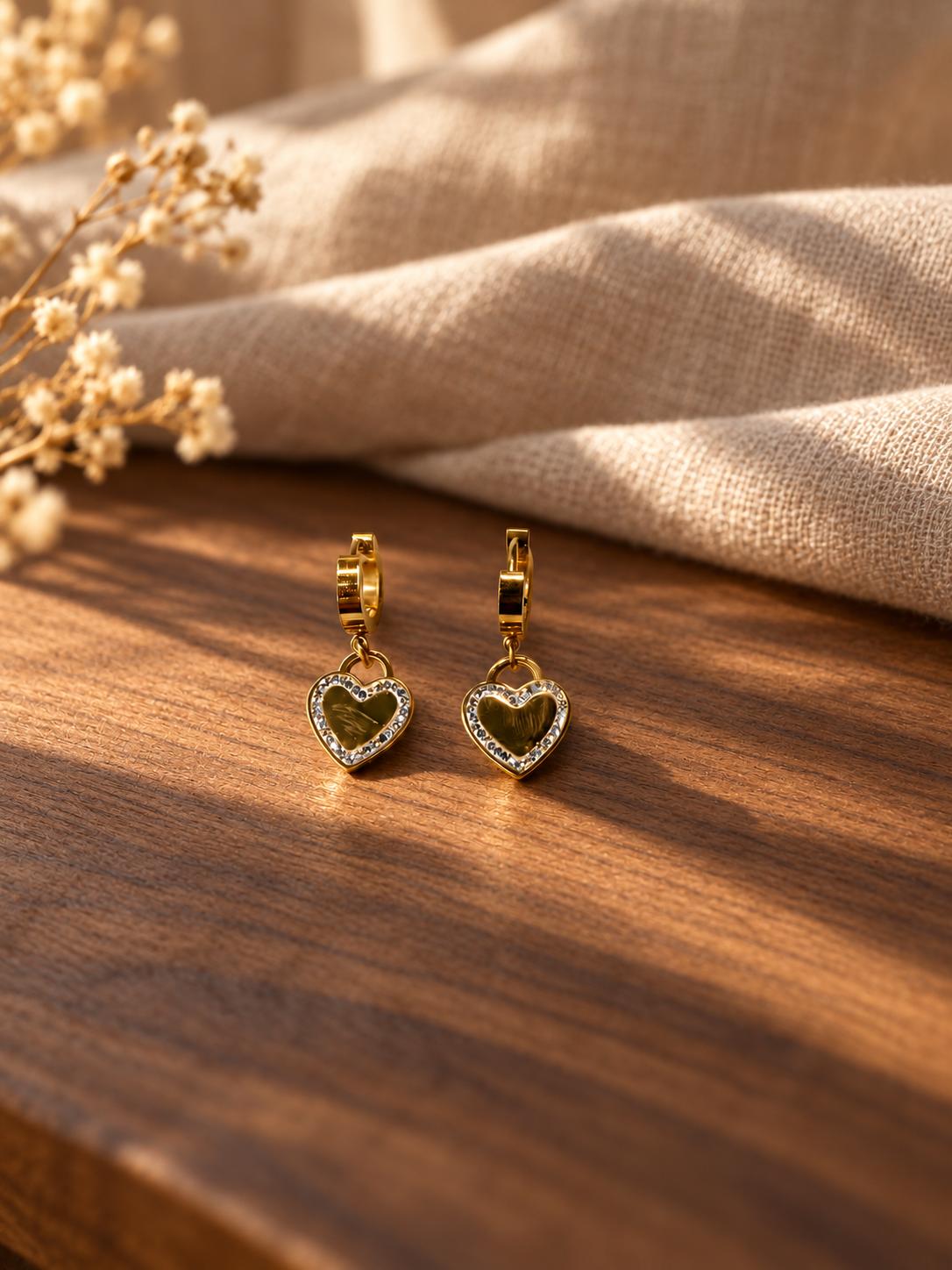 Aretes de Argolla con Corazón Colgante y Cristales en Tono Dorado para Mujer