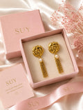 Aretes largos dorados texturizados con perla y fleco de cadena, joyería moderna para mujer SUY