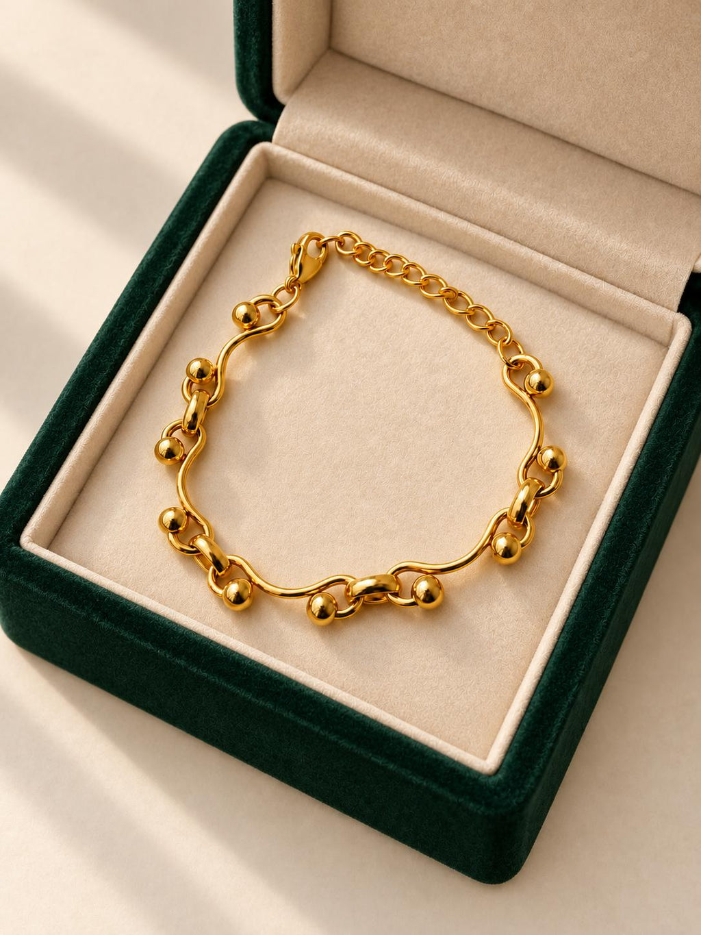 Pulsera Dorada con Diseño de Ondas y Bolitas — Elegante y Minimalista para Mujer