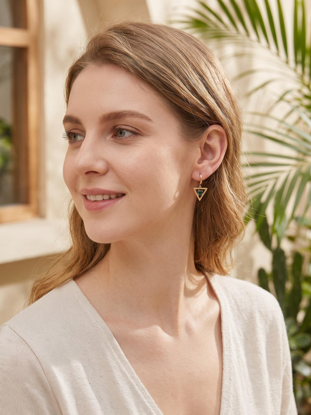 Conjunto de 3 Pares Aretes Ojo Turco Triangular Dorado — Piedra Verde Esmeralda y Circonita | Estilo Bohemio y Elegante