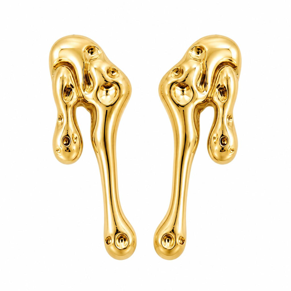 Aretes largos dorados de diseño abstracto con efecto metal líquido para mujer