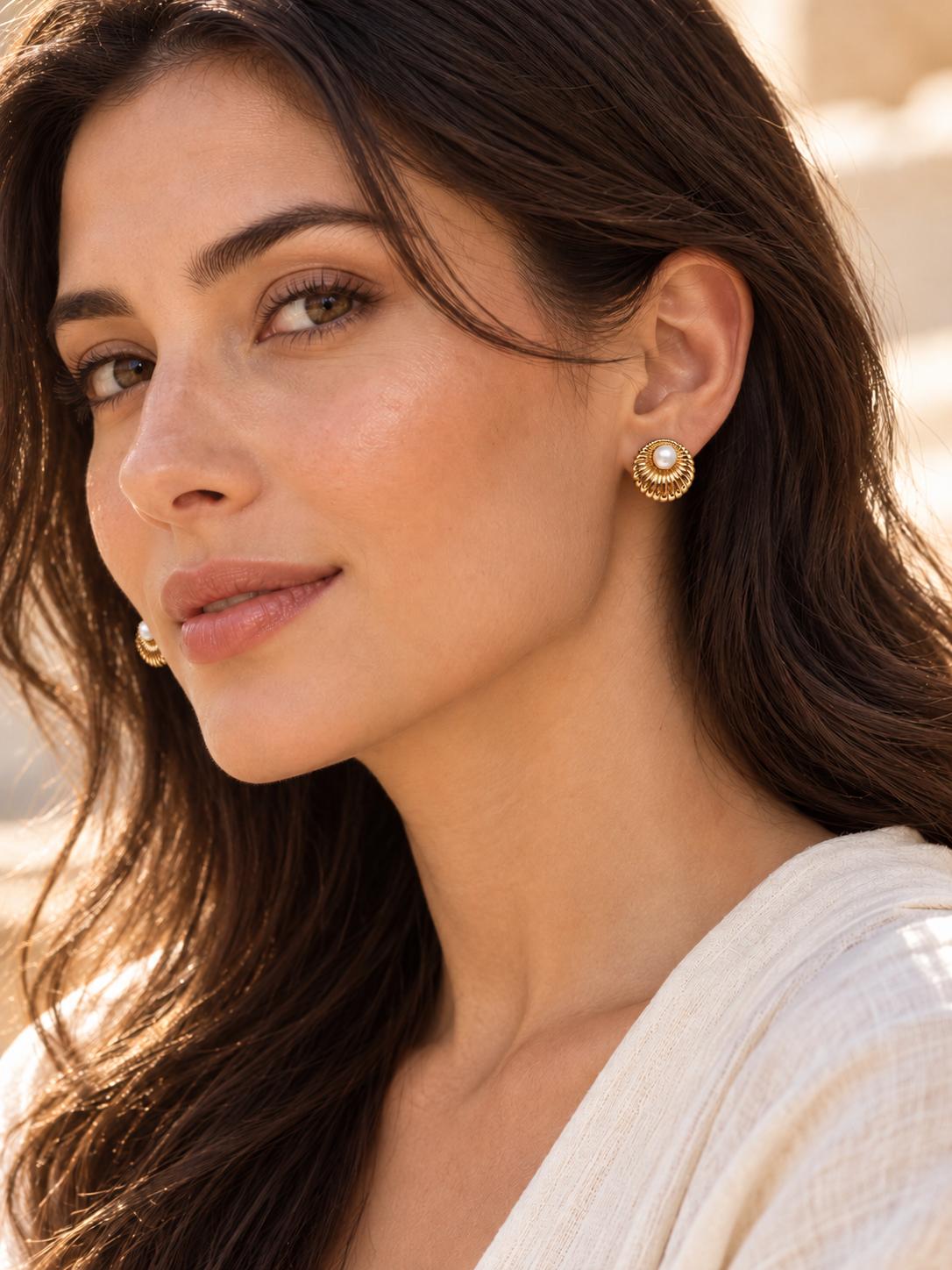 Aretes dorados estilo concha con detalle tipo perla, diseño elegante para mujer