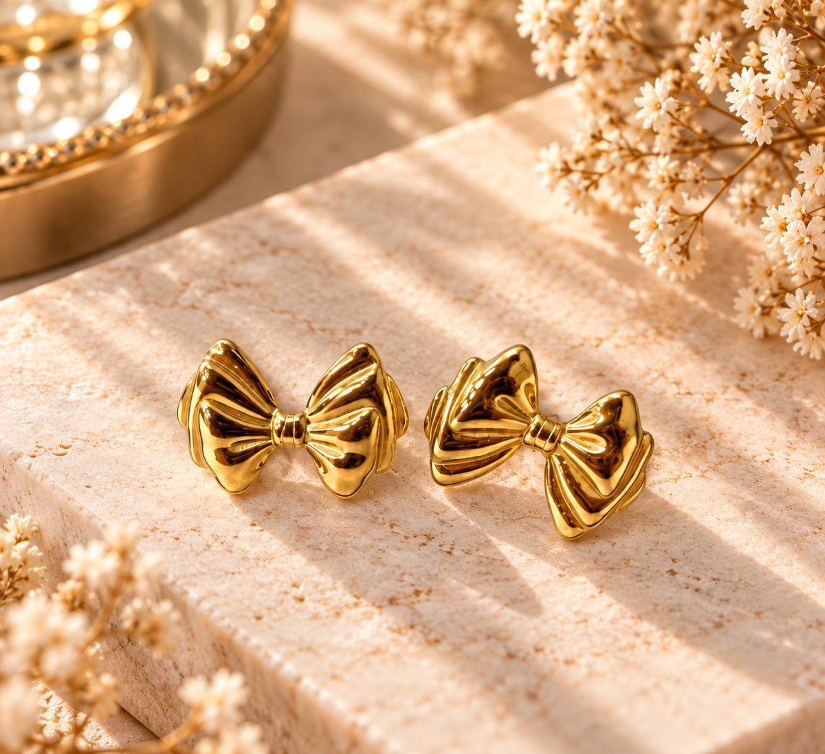 Aretes de Moño para Mujer en Tono Dorado, Diseño con Relieve y Acabado Brillante, 1 Par