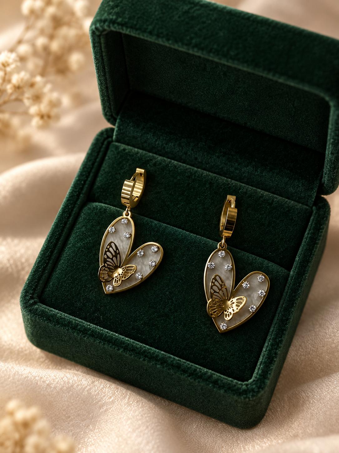Aretes colgantes dorados de corazón con mariposa y detalles brillantes para mujer