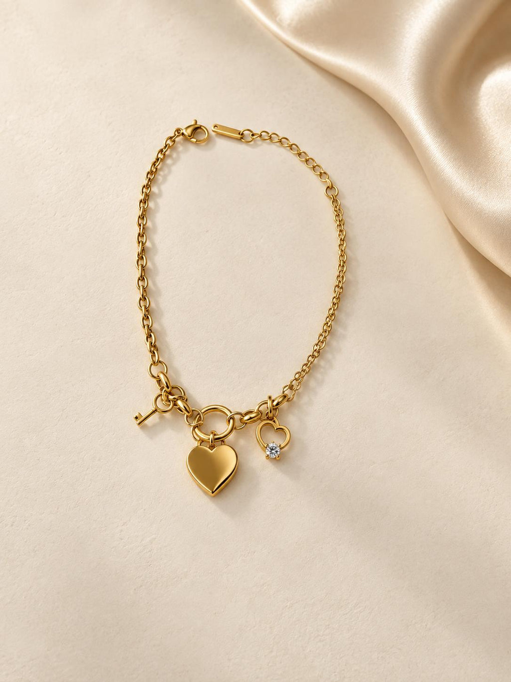 Pulsera Dorada con Dije de Corazón y Llave — Joyería Elegante y Romántica para Mujer